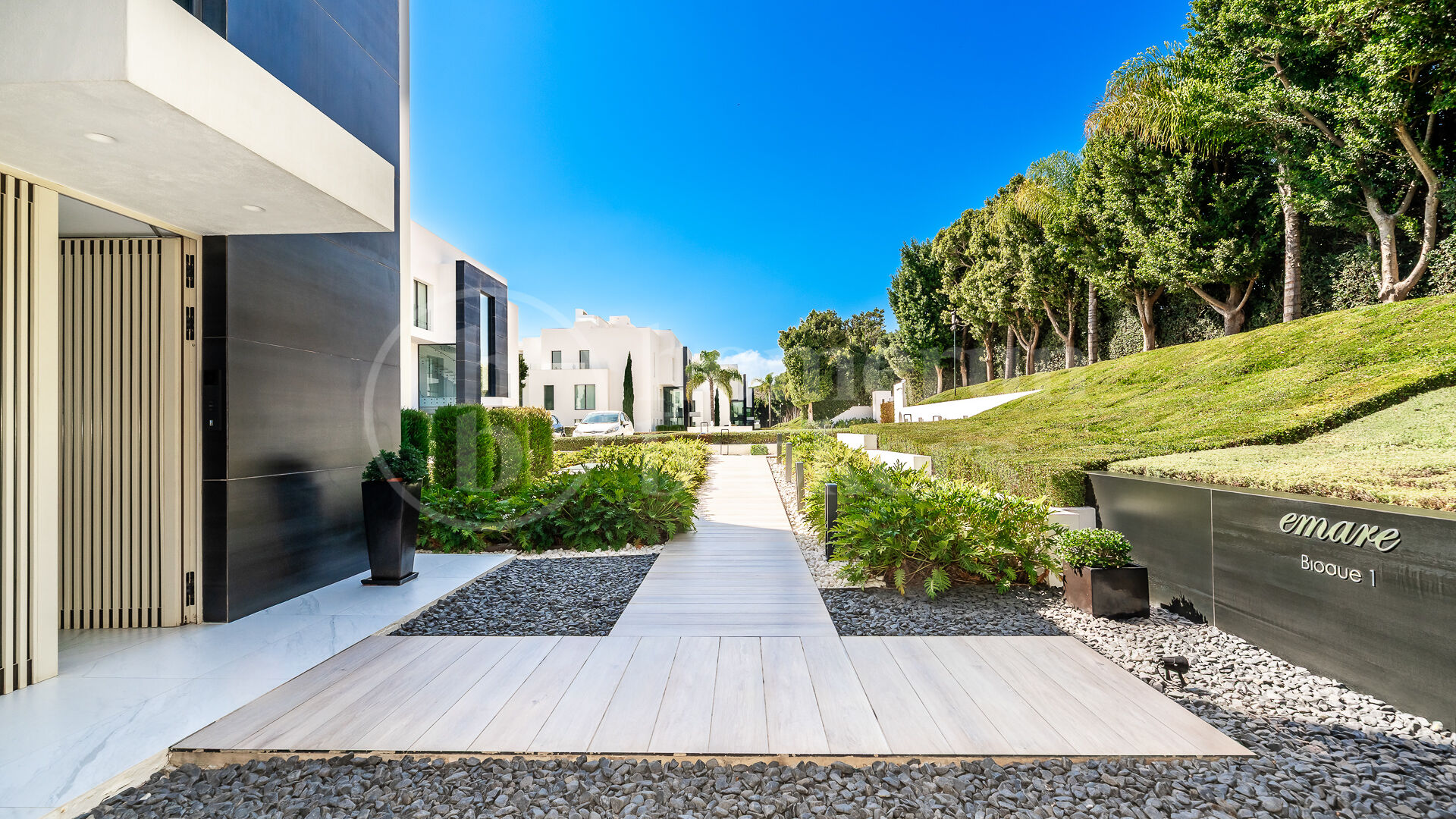 Apartment Emare - Luxury Beachfront Apartment In the New Golden Mile