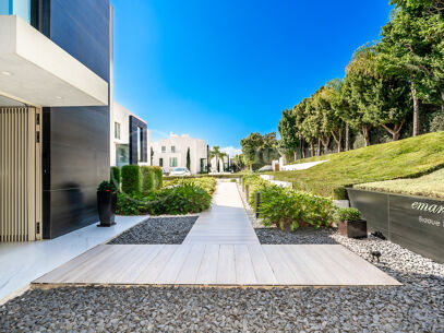 Apartment Emare - Luxury Beachfront Apartment In the New Golden Mile