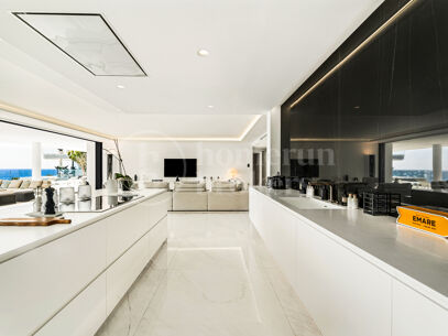 Apartment Emare - Luxury Beachfront Apartment In the New Golden Mile