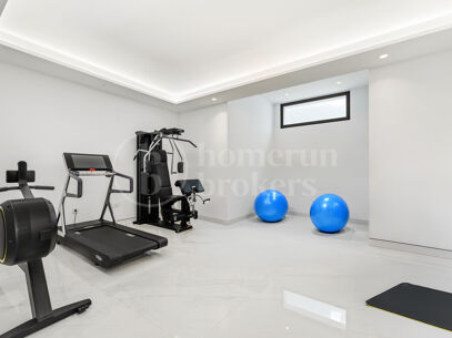 Apartment Emare - Luxury Beachfront Apartment In the New Golden Mile