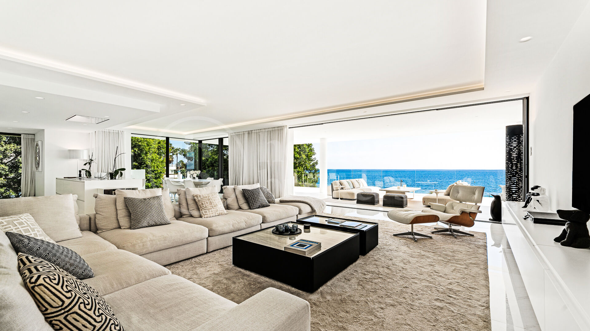 Apartment Emare - Luxury Beachfront Apartment In the New Golden Mile