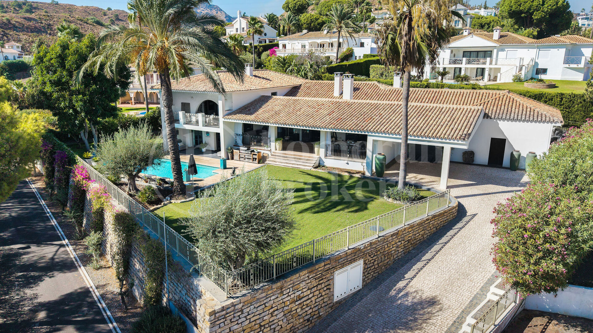 Casa La Sorpresa - Andalusian Style Family Villa