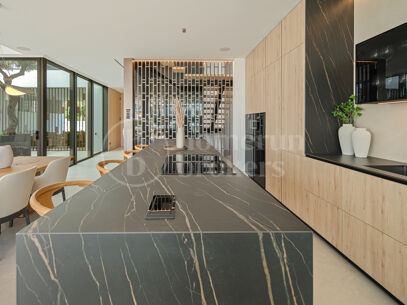 Villa Seven – Contemporary Villa in Puente Romano with Sea Views and Rooftop Pool