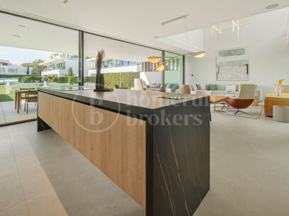 Villa Seven – Contemporary Villa in Puente Romano with Sea Views and Rooftop Pool