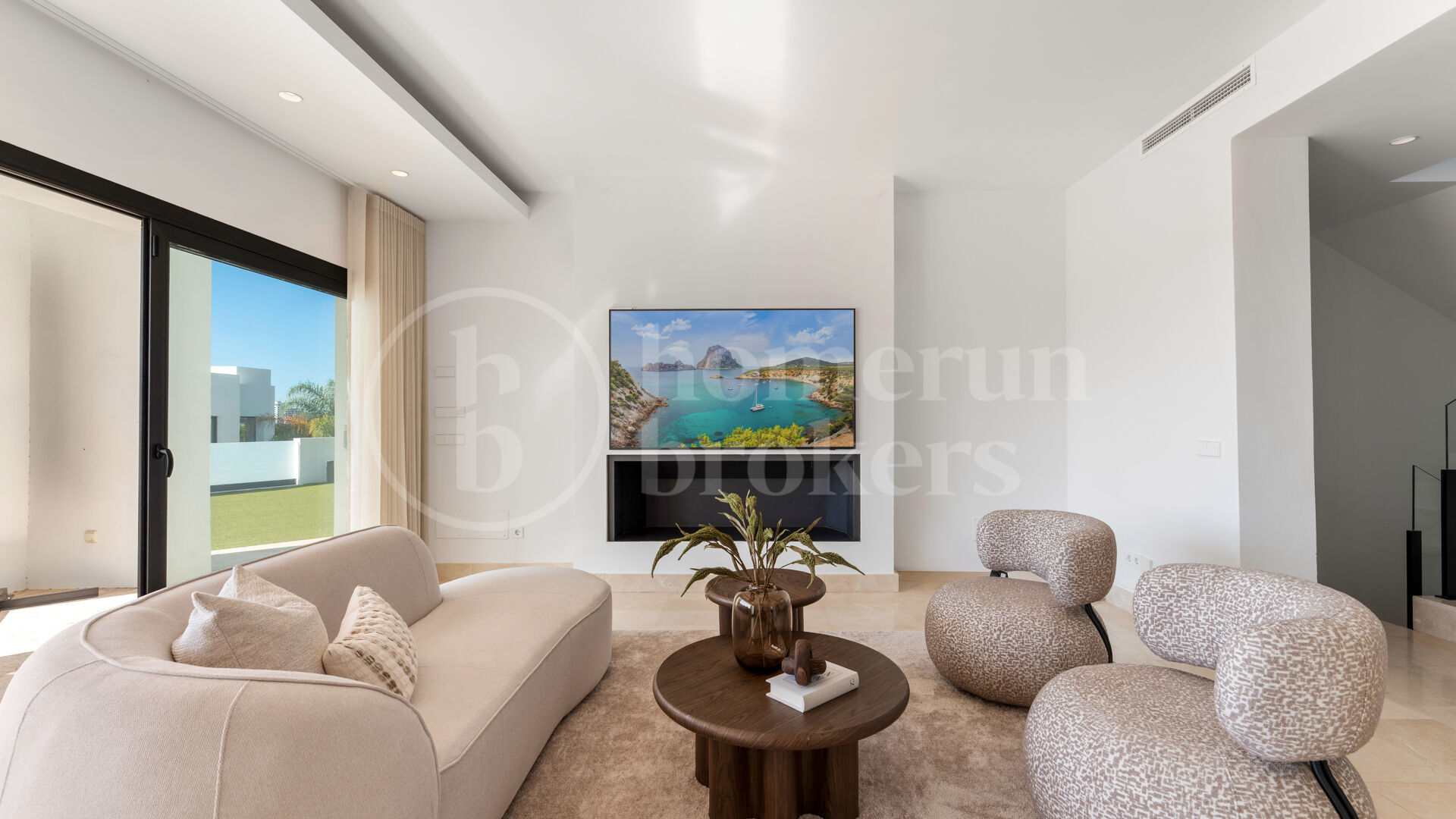 Villa Solara - Contemporary Frontline Golf Villa in Gated Community