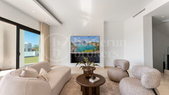 Villa Solara - Contemporary Frontline Golf Villa in Gated Community