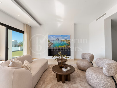 Villa Solara - Contemporary Frontline Golf Villa i Gated Community