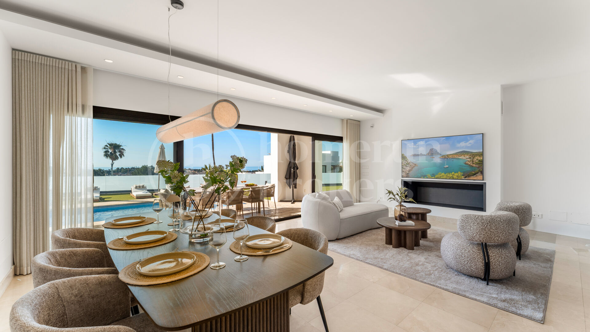 Villa Solara - Contemporary Frontline Golf Villa in Gated Community