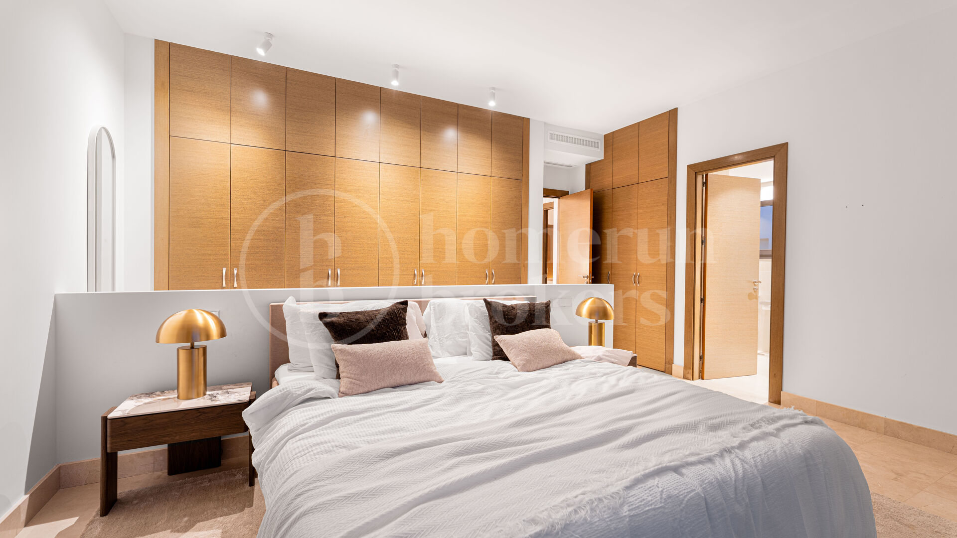 Villa Solara - Contemporary Frontline Golf Villa in Gated Community