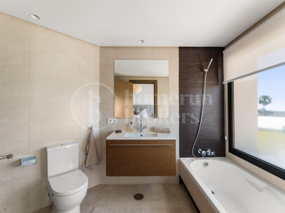 Villa Solara - Contemporary Frontline Golf Villa i Gated Community