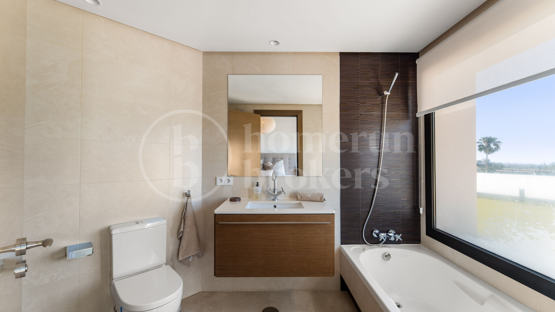 Villa Solara - Contemporary Frontline Golf Villa in Gated Community