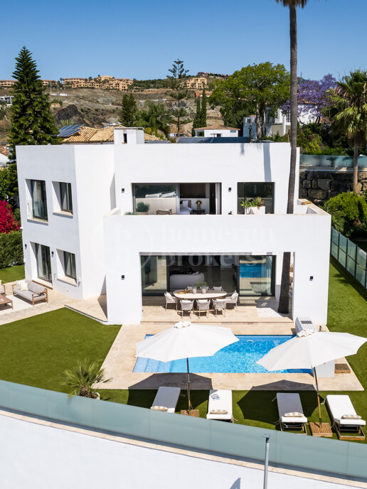 Fairways 12 - Contemporary Frontline Golf Villa in Gated Community