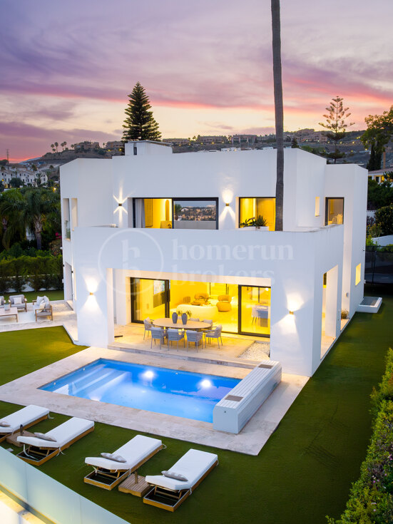 Villa Solara - Contemporary Frontline Golf Villa in Gated Community