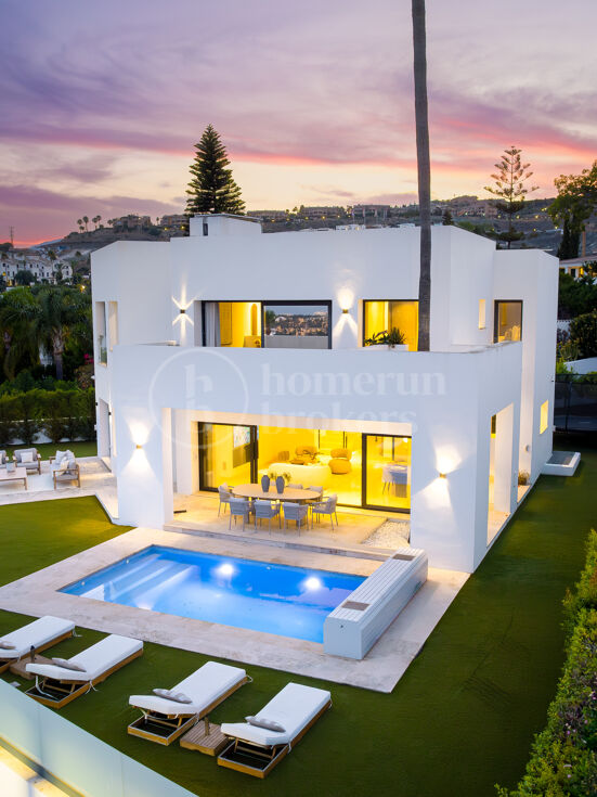 Villa Solara - Contemporary Frontline Golf Villa in Gated Community