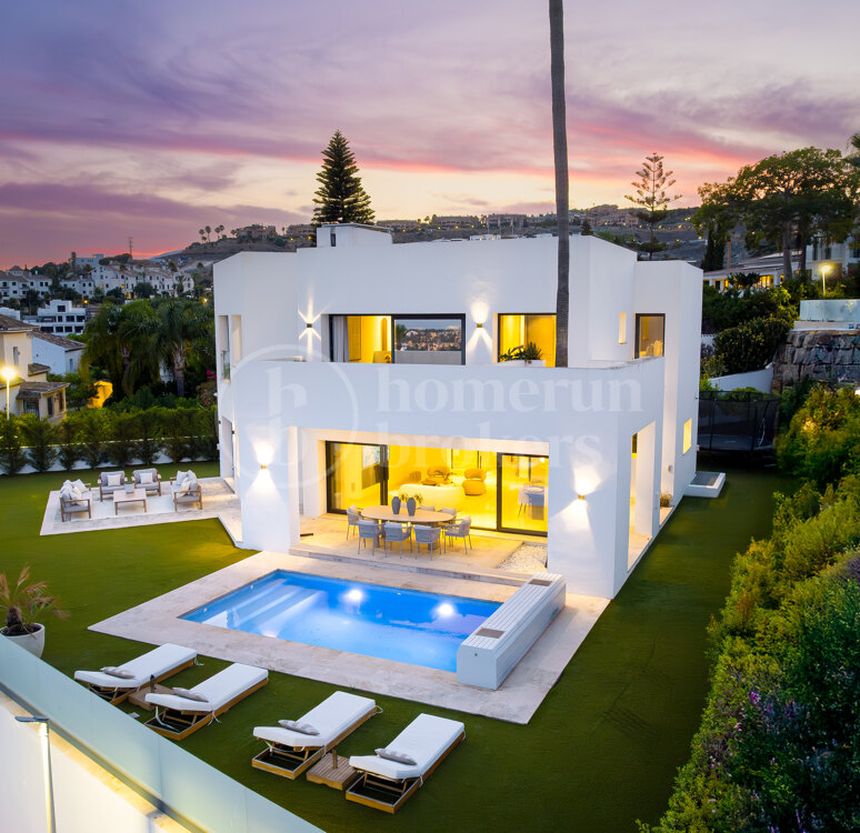 Villa Solara - Contemporary Frontline Golf Villa in Gated Community