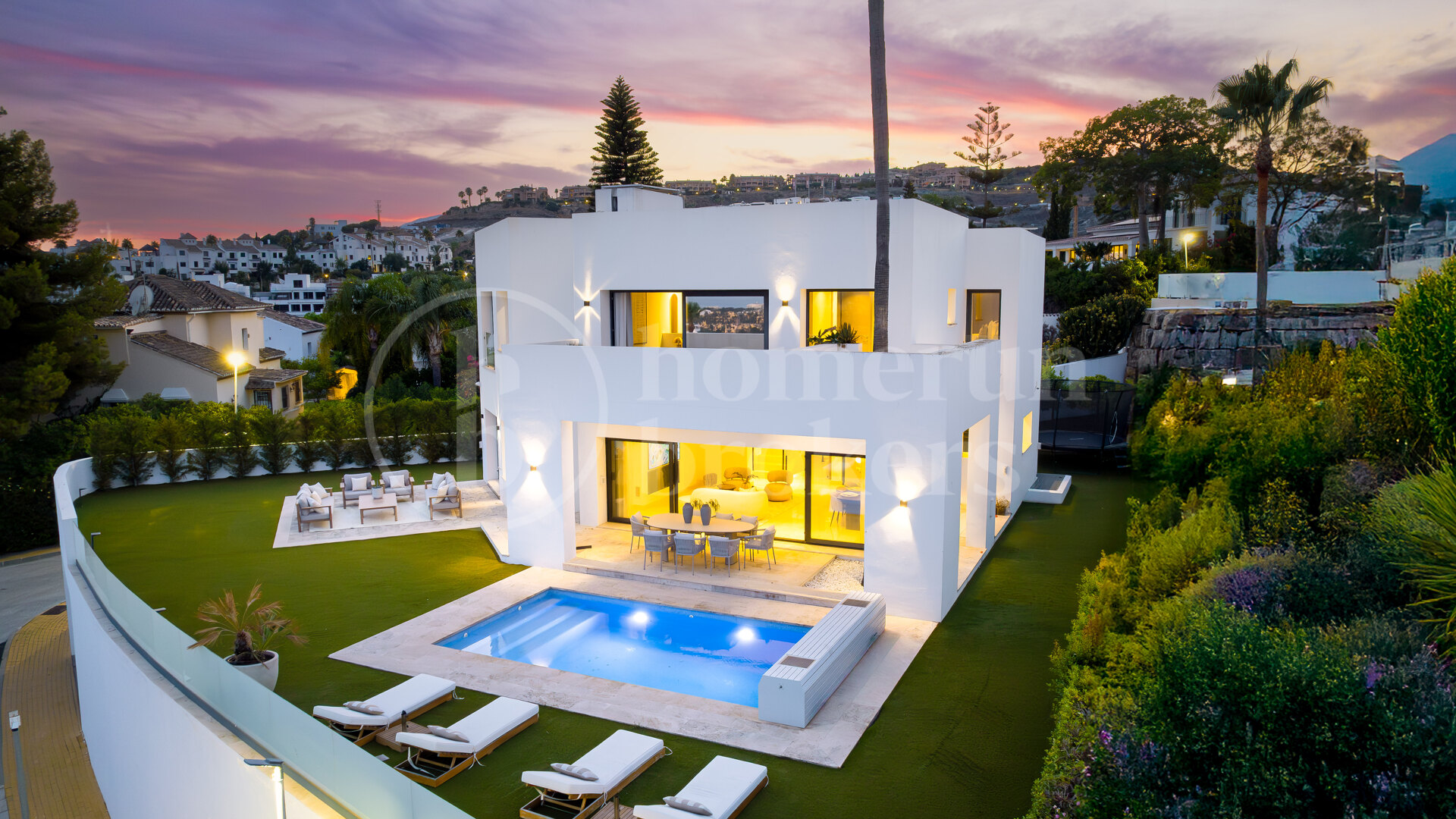Villa Solara - Contemporary Frontline Golf Villa in Gated Community