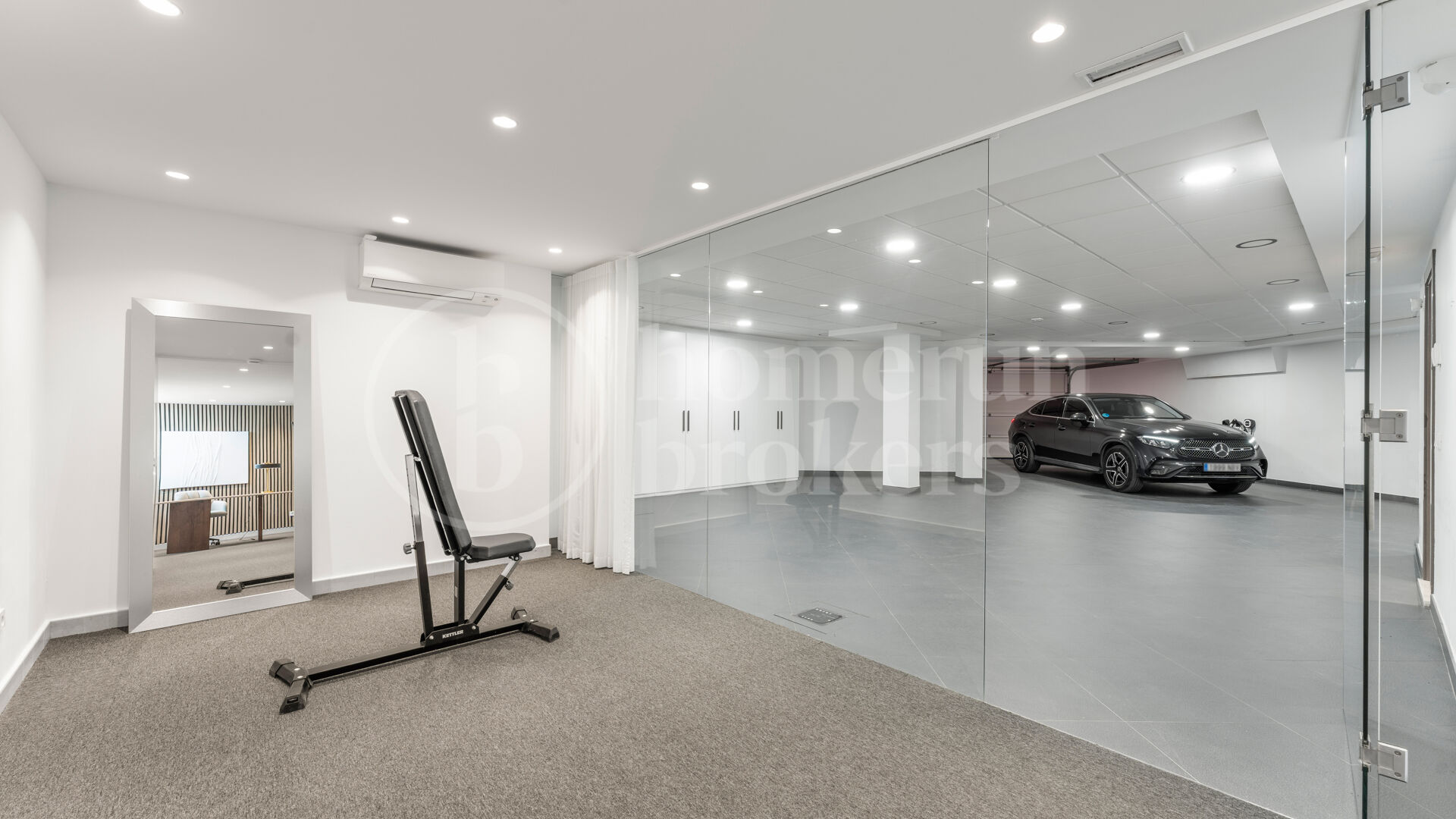 Villa Solara - Contemporary Frontline Golf Villa in Gated Community