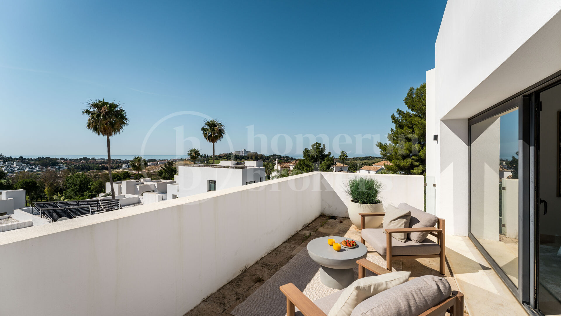 Villa Solara - Contemporary Frontline Golf Villa in Gated Community