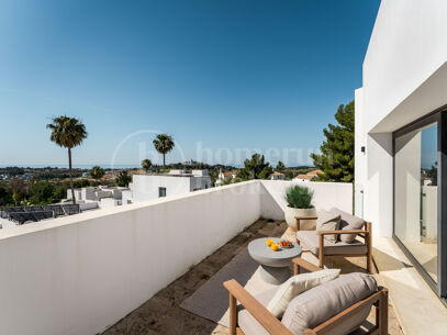 Villa Solara - Contemporary Frontline Golf Villa in Gated Community