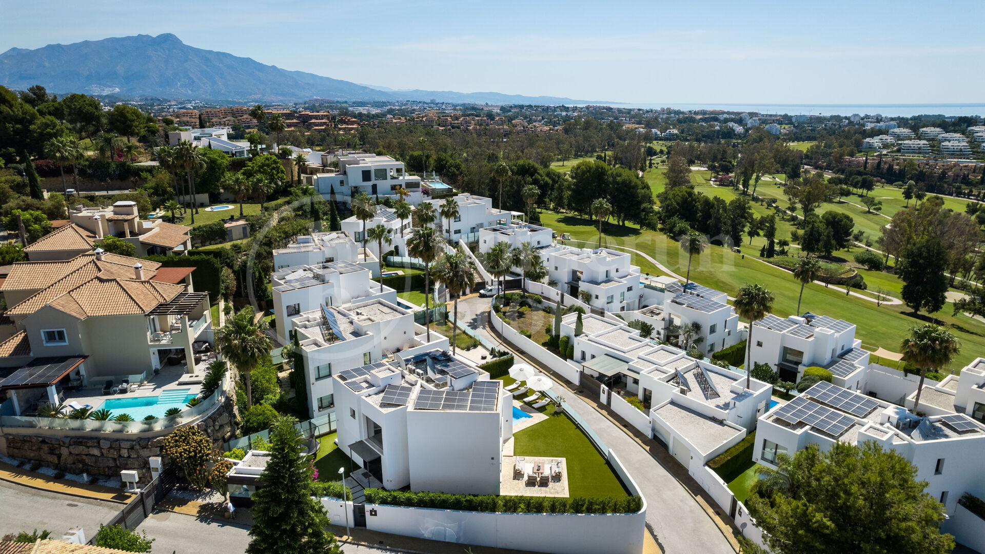 Villa Solara - Contemporary Frontline Golf Villa in Gated Community