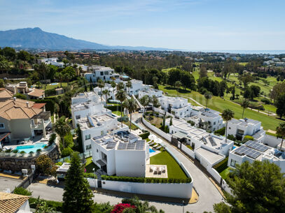 Villa Solara - Contemporary Frontline Golf Villa in Gated Community