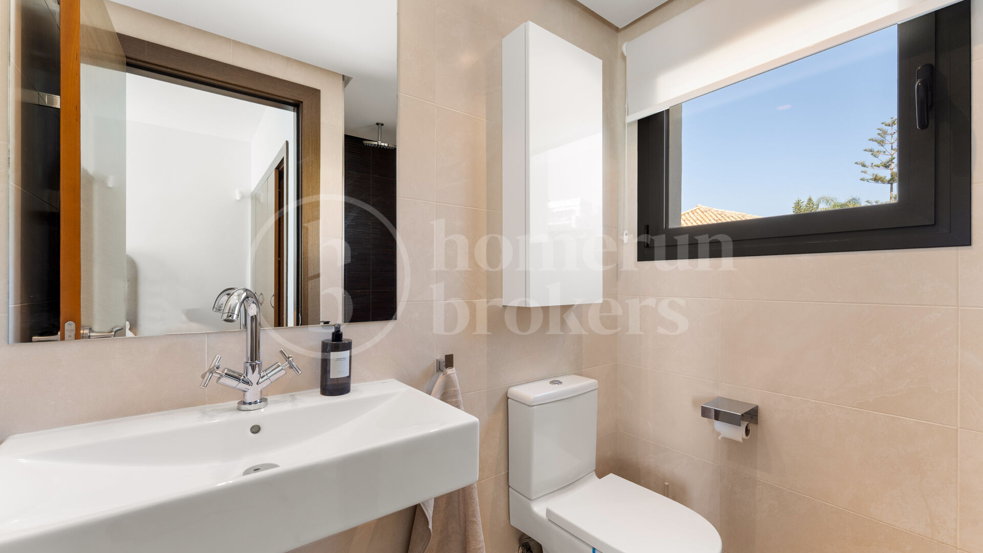 Villa Solara - Contemporary Frontline Golf Villa in Gated Community