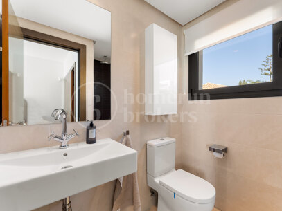 Villa Solara - Contemporary Frontline Golf Villa i Gated Community