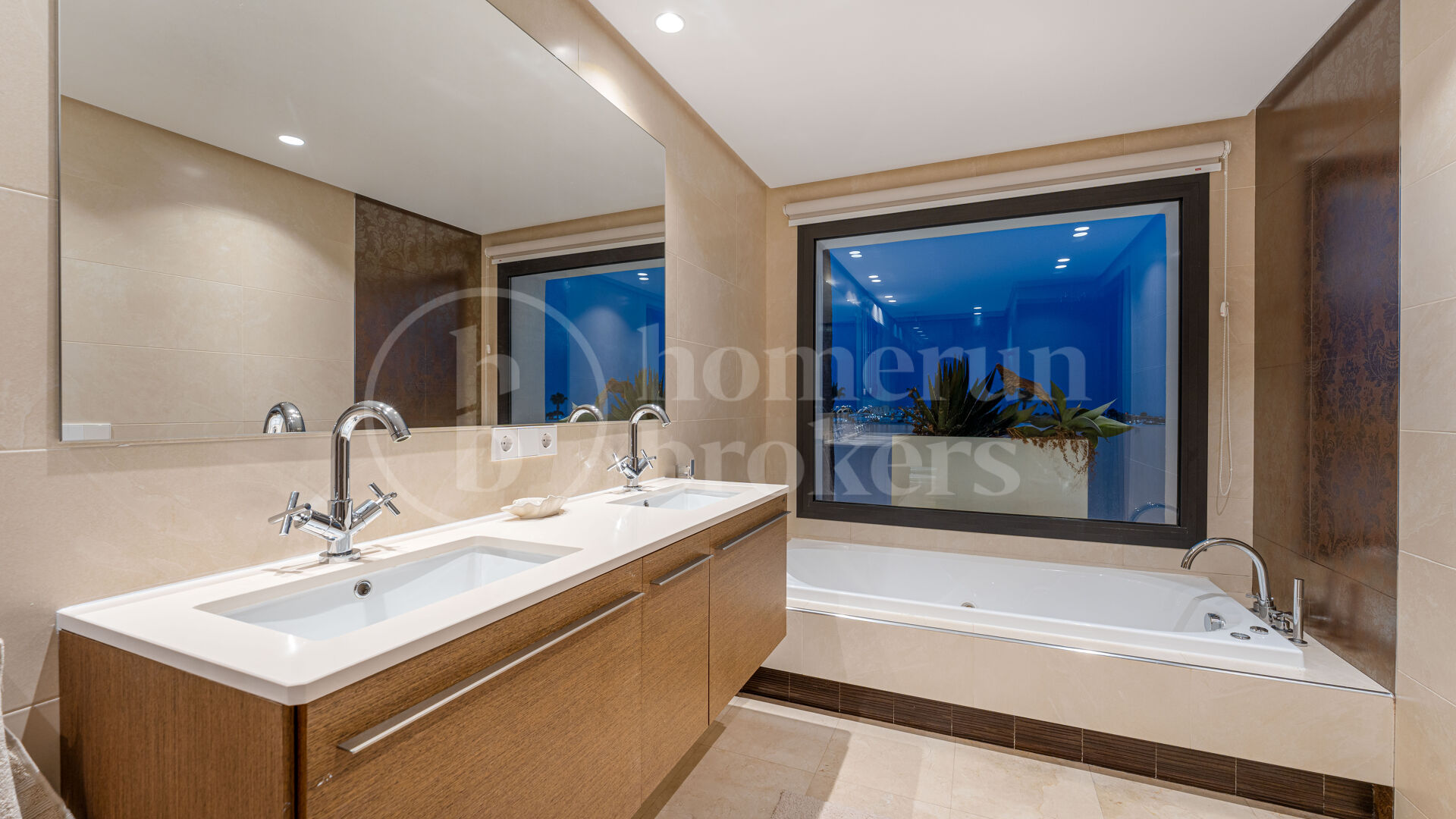 Villa Solara - Contemporary Frontline Golf Villa in Gated Community