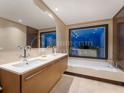 Villa Solara - Contemporary Frontline Golf Villa i Gated Community