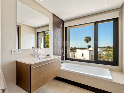 Villa Solara - Contemporary Frontline Golf Villa i Gated Community