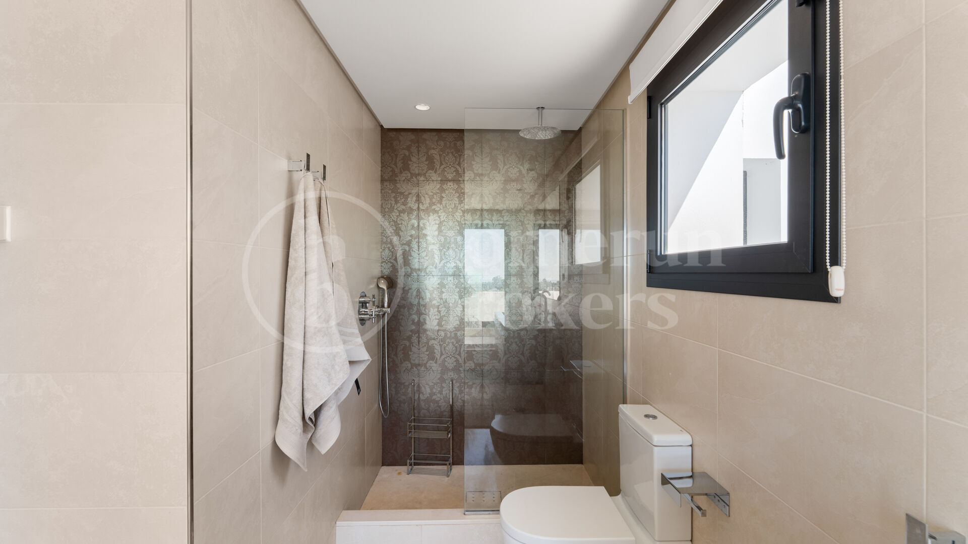 Villa Solara - Contemporary Frontline Golf Villa in Gated Community