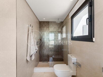 Villa Solara - Contemporary Frontline Golf Villa i Gated Community