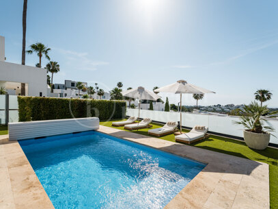Villa Solara - Contemporary Frontline Golf Villa i Gated Community
