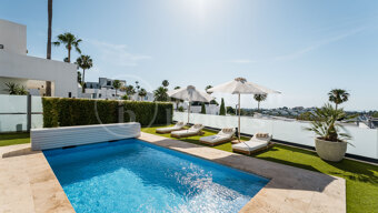 Villa Solara - Contemporary Frontline Golf Villa in Gated Community