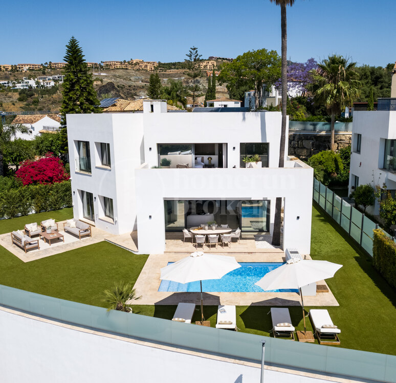 Villa Solara - Contemporary Frontline Golf Villa in Gated Community