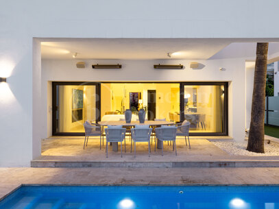 Villa Solara - Contemporary Frontline Golf Villa i Gated Community