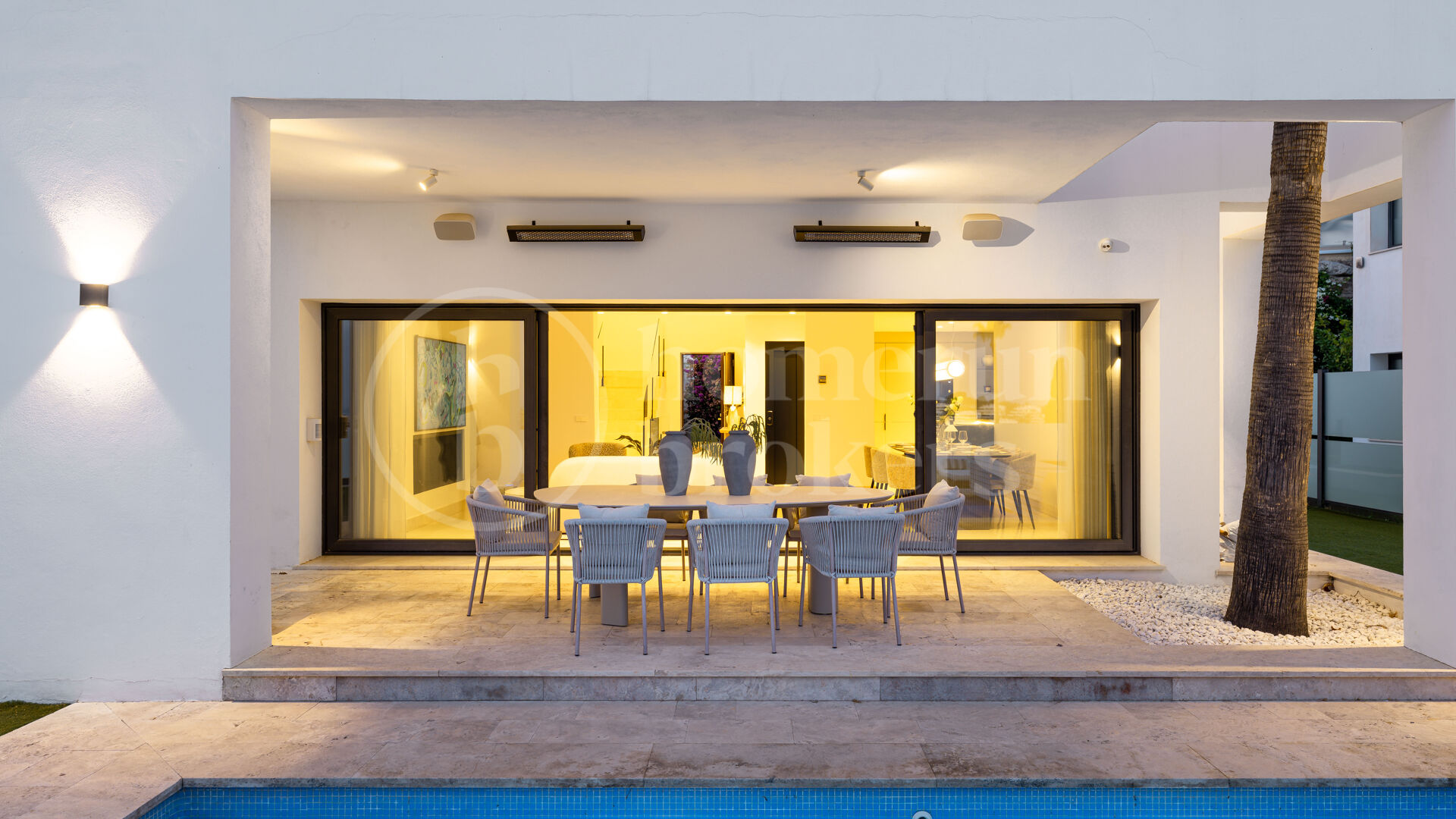 Villa Solara - Contemporary Frontline Golf Villa in Gated Community