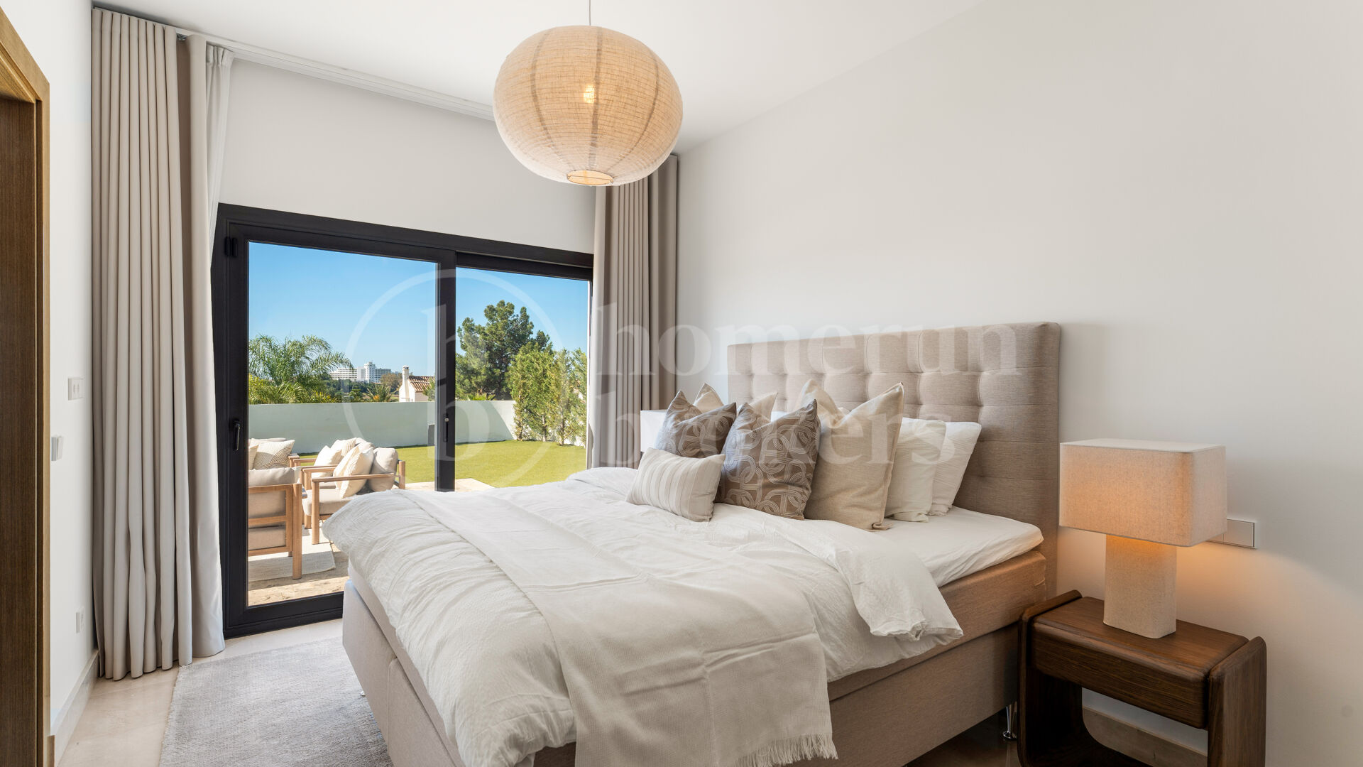 Villa Solara - Contemporary Frontline Golf Villa in Gated Community