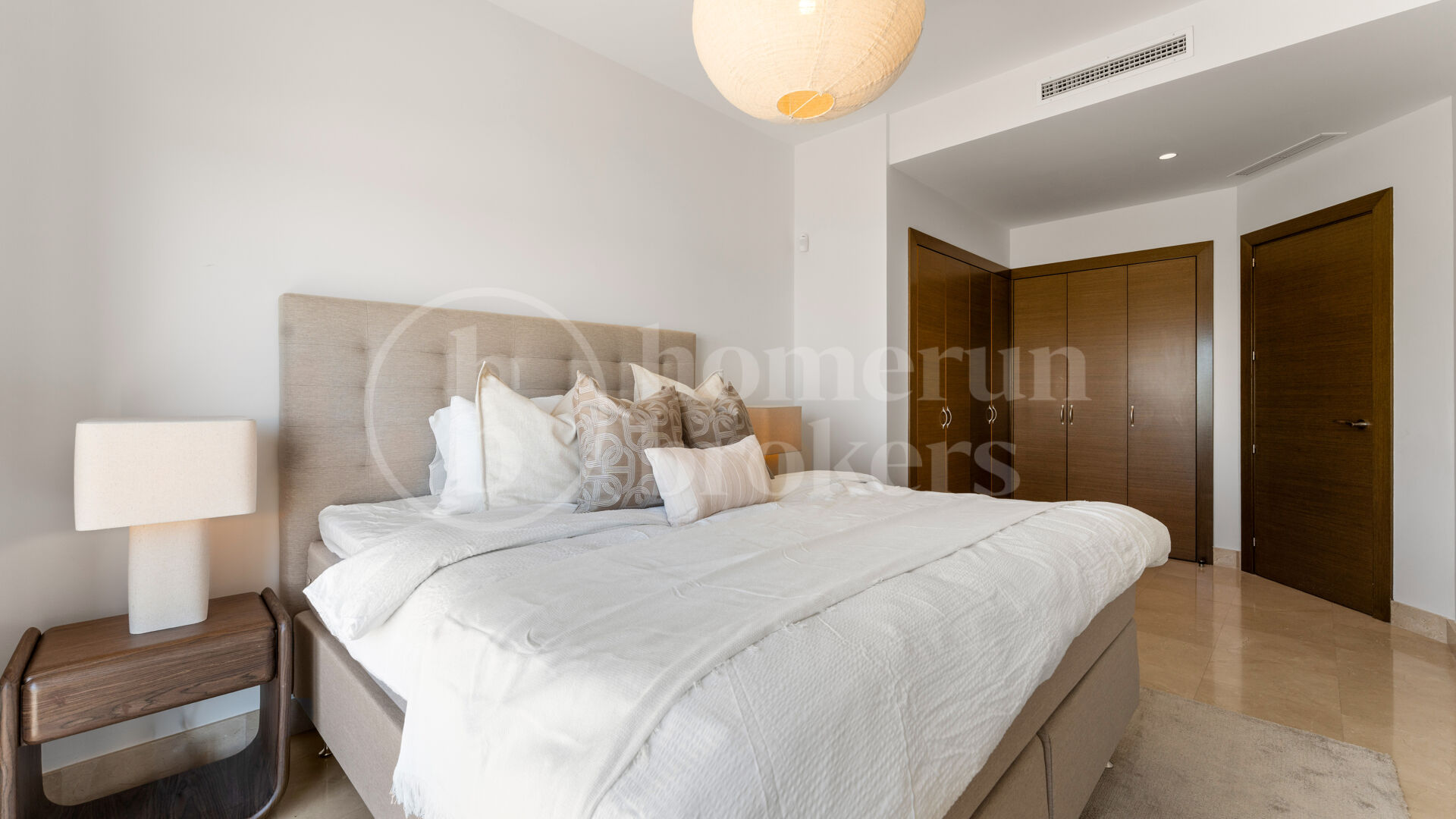 Villa Solara - Contemporary Frontline Golf Villa in Gated Community