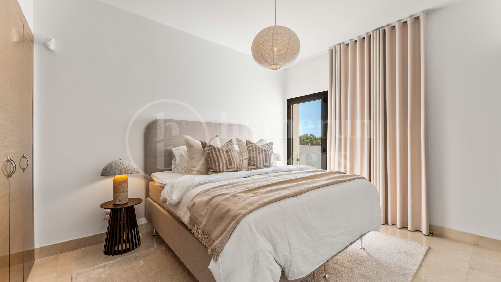 Villa Solara - Contemporary Frontline Golf Villa in Gated Community