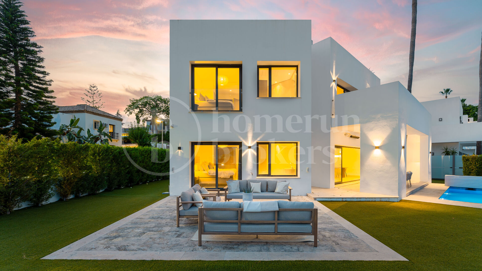 Villa Solara - Contemporary Frontline Golf Villa in Gated Community