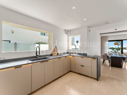 Villa Solara - Contemporary Frontline Golf Villa in Gated Community