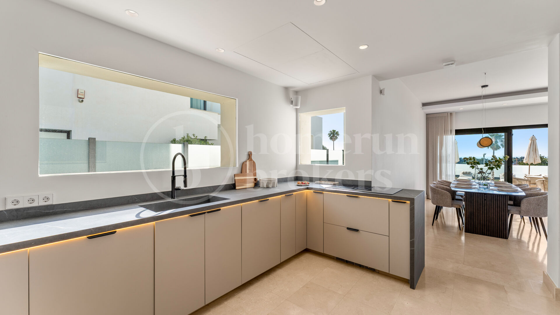 Villa Solara - Contemporary Frontline Golf Villa in Gated Community