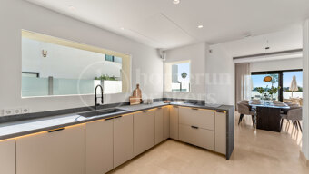 Villa Solara - Contemporary Frontline Golf Villa in Gated Community