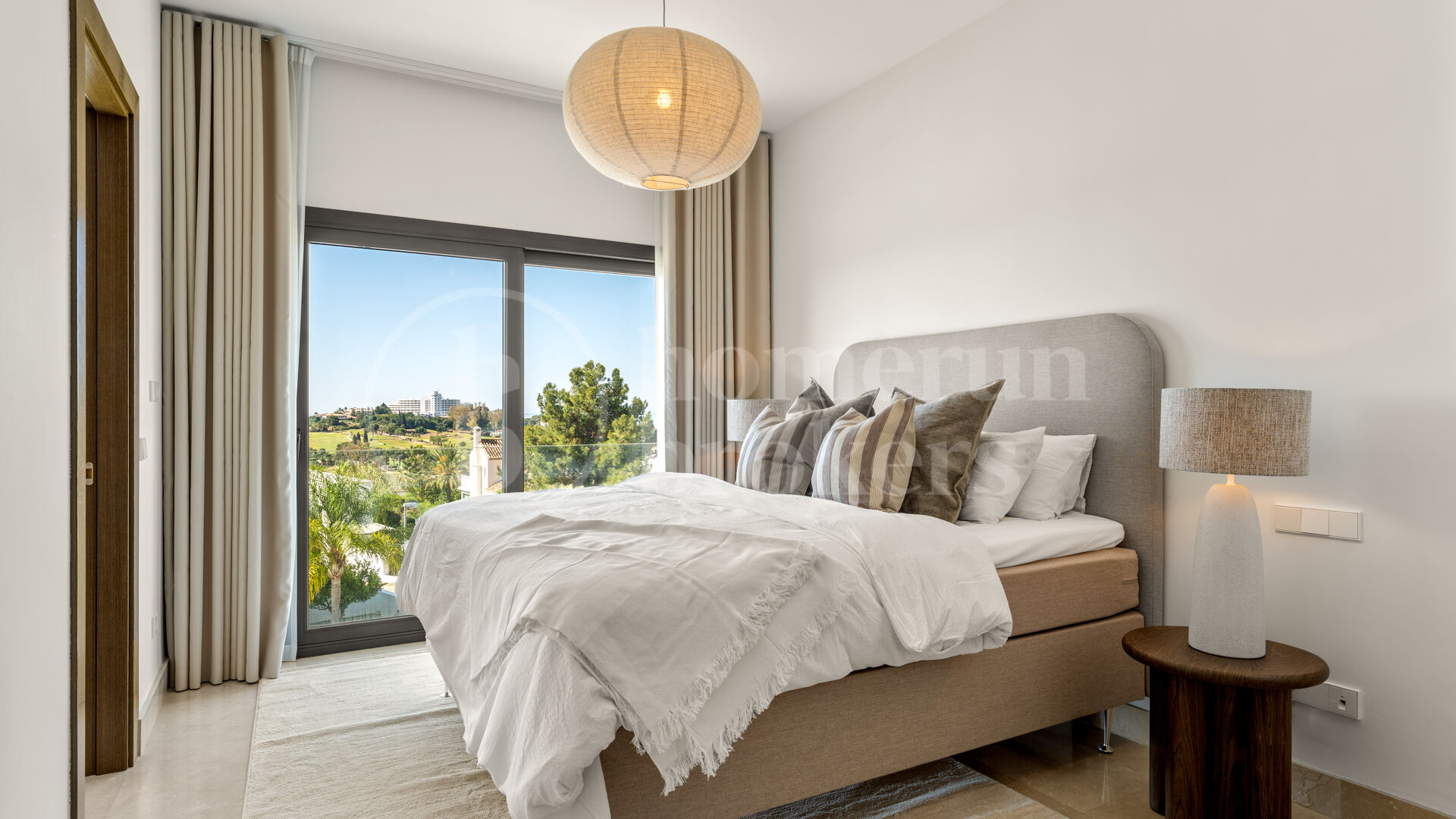 Villa Solara - Contemporary Frontline Golf Villa in Gated Community