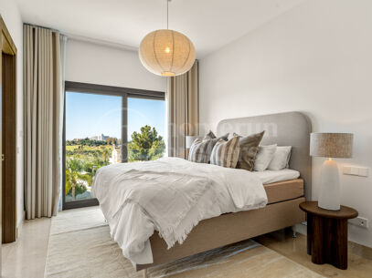 Villa Solara - Contemporary Frontline Golf Villa in Gated Community
