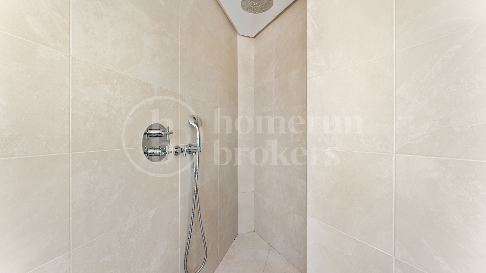 Villa Solara - Contemporary Frontline Golf Villa in Gated Community