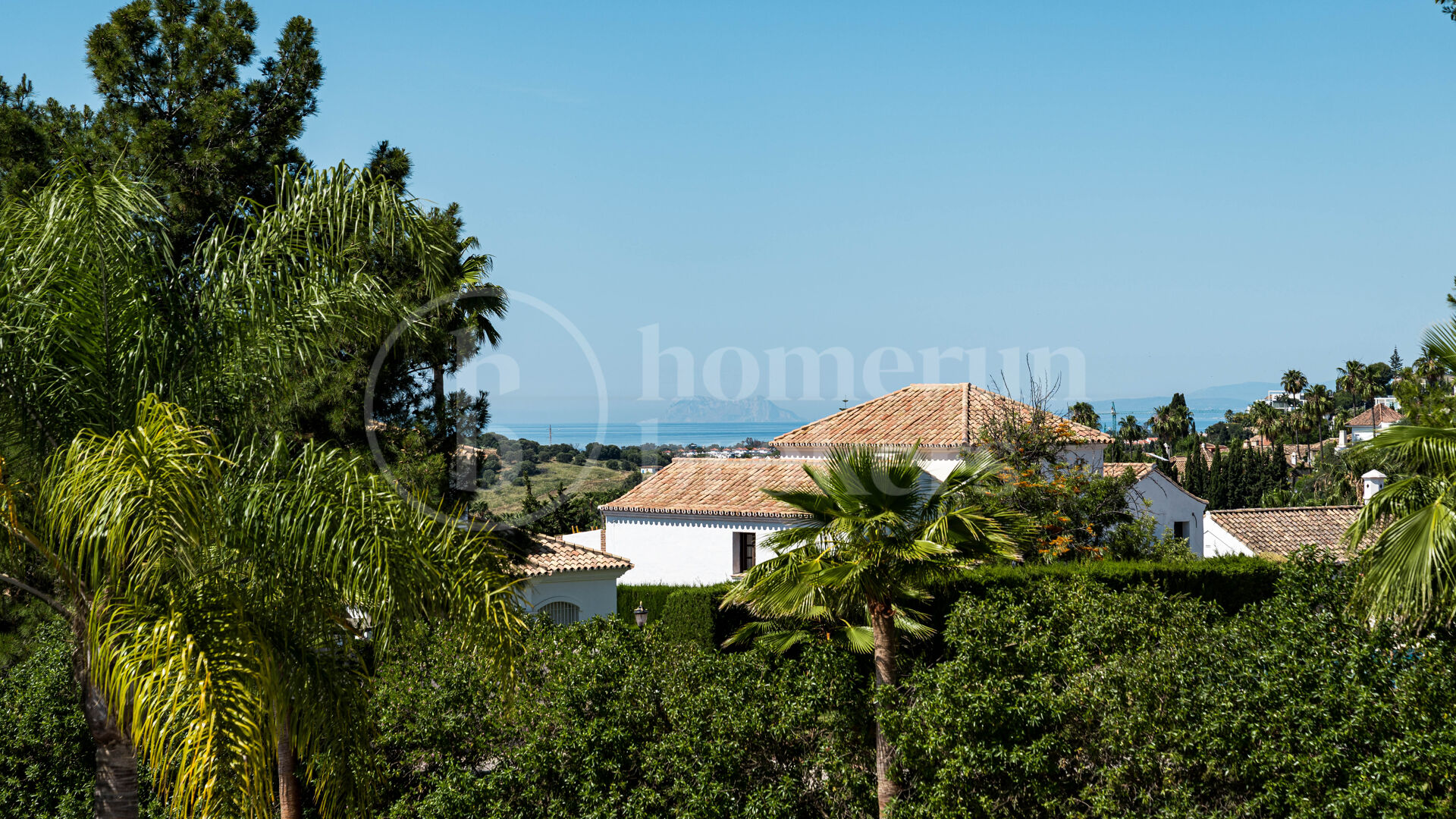 Villa Solara - Contemporary Frontline Golf Villa in Gated Community