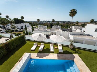 Villa Solara - Contemporary Frontline Golf Villa i Gated Community