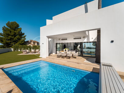 Villa Solara - Contemporary Frontline Golf Villa in Gated Community